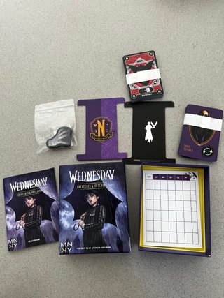 Juego de cartas Wednesday: Creatures & Outcasts