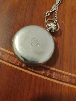 Reloj de bolsillo antiguo con cadena
