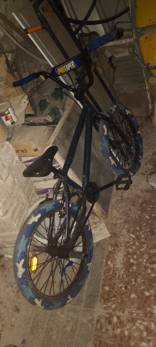 Bicicleta BMX azul con detalles camuflaje