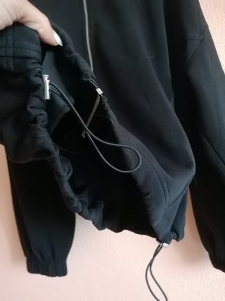 Sudadera negra con cremallera