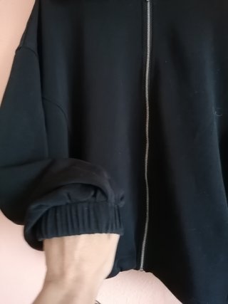 Sudadera negra con cremallera