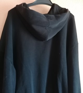 Sudadera negra con cremallera