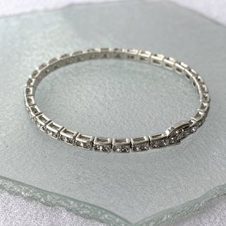 Pulsera plateada con pedrería