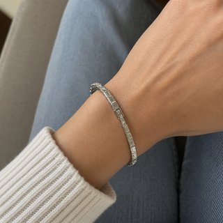 Pulsera plateada con pedrería