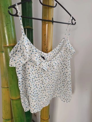 Blusa tirantes floral azul y blanco LOB M S verano