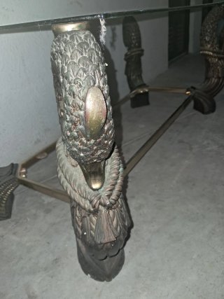 Mesa de salón con base dorada