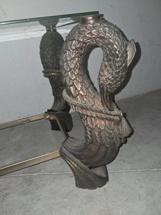 Mesa de salón con base dorada