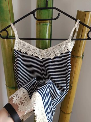Top tirantes rayas azul marino M encaje blanco