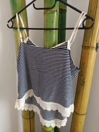 Top tirantes rayas azul marino M encaje blanco