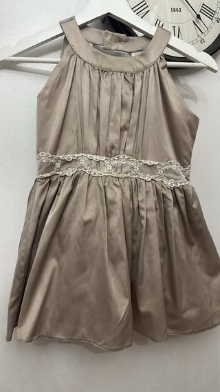 Vestido beige con detalles de encaje