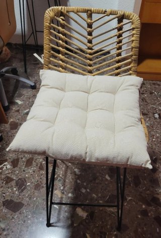 Banqueta de mimbre +( 2 cojines sin estrenar)