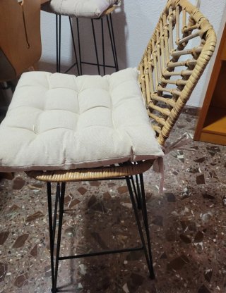 Banqueta de mimbre +( 2 cojines sin estrenar)