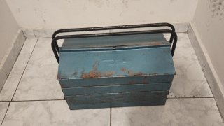 Caja de herramientas metálica antigua