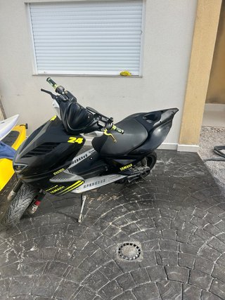 Yamaha Aerox Negra y Amarilla