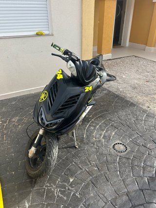 Yamaha Aerox Negra y Amarilla