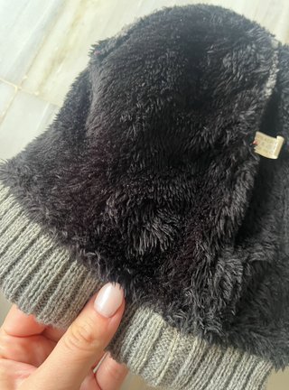 Gorro de invierno gris con borreguito