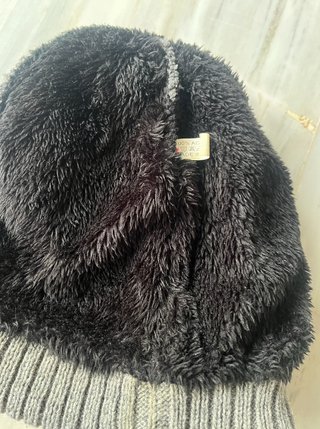 Gorro de invierno gris con borreguito