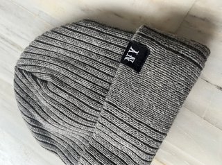 Gorro de invierno gris con borreguito