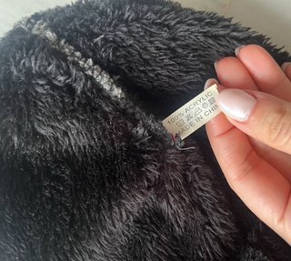 Gorro de invierno gris con borreguito