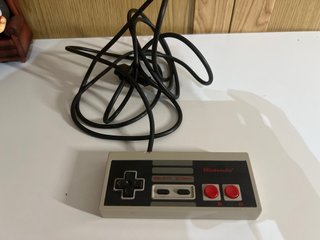 Nintendo NES Española + 2 mandos y cables