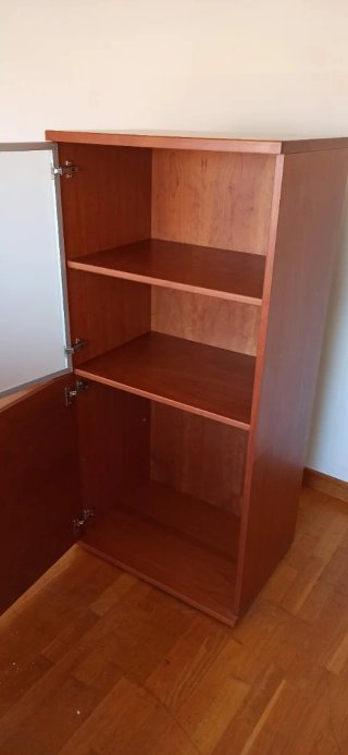 Mueble de madera y cristal