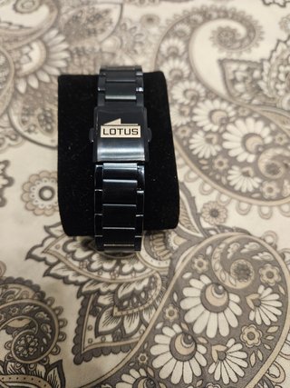 Reloj Lotus Negro y Dorado