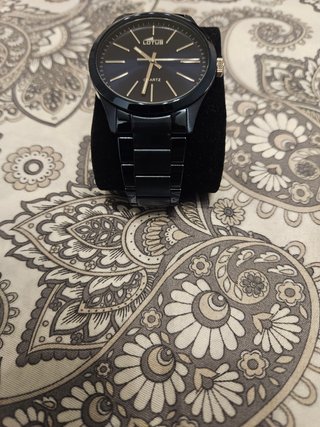 Reloj Lotus Negro y Dorado