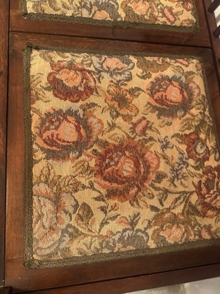 Banco de madera con tapizado floral