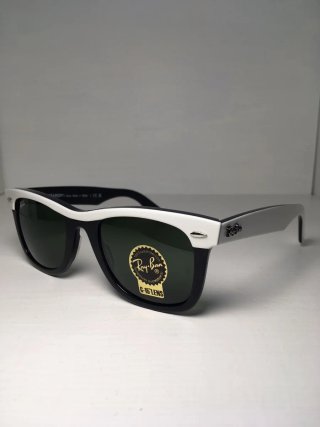 Occhiali da sole Ray-Ban Wayfarer bianchi e neri