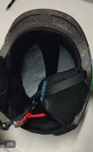 Casco parapente negro con detalles azules