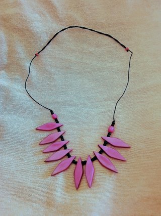 Collar de madera fucsia y negro