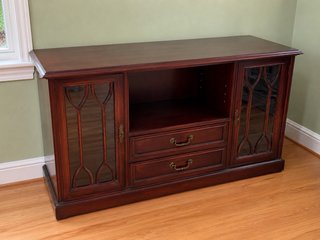 Mueble TV madera clásica vitrina y cajones