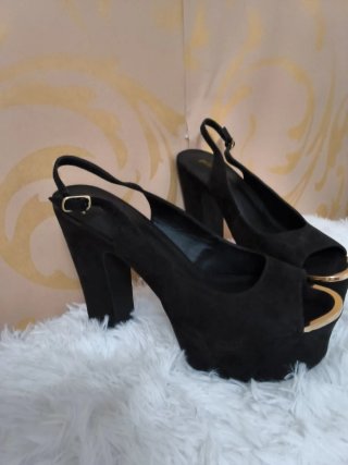 Zapatos de tacón negros con plataforma y tira