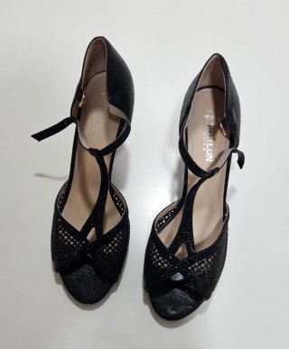 Zapatos de tacón negros con brillos