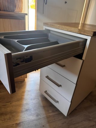 Cajonera blanca con tapa de madera