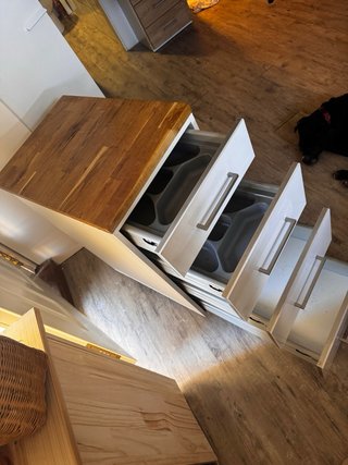 Cajonera blanca con tapa de madera