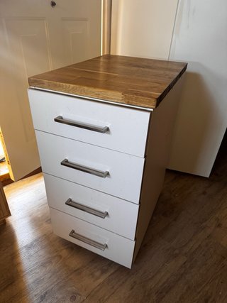 Cajonera blanca con tapa de madera