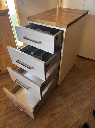 Cajonera blanca con tapa de madera