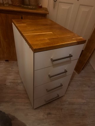 Cajonera blanca con tapa de madera