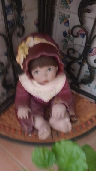 Figura de porcelana vestida