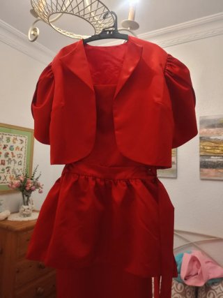 Vestido rojo con chaqueta