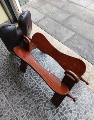 Pousa-pés em couro e madeira