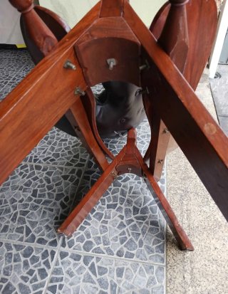 Pousa-pés em couro e madeira