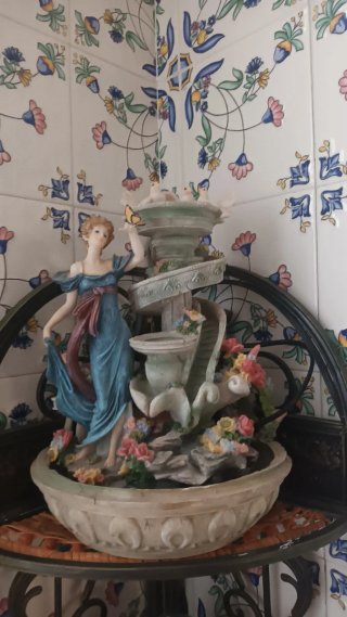 Figura fuente decorativa mujer y aves