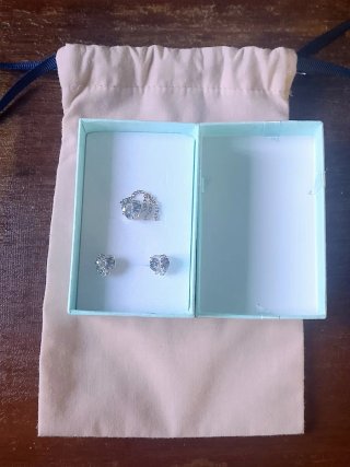Conjunto bisutería collar y pendientes.