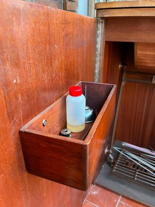Máquina de coser Singer antigua con mueble
