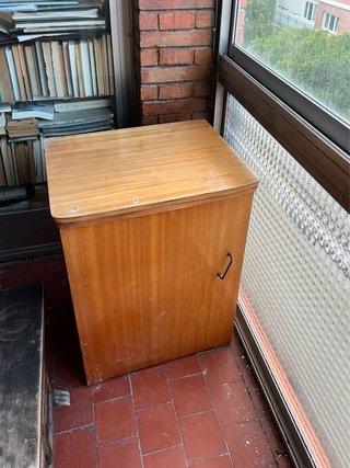 Máquina de coser Singer antigua con mueble