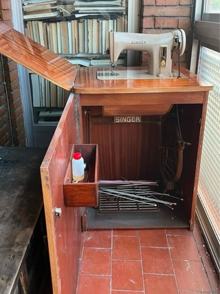 Máquina de coser Singer antigua con mueble