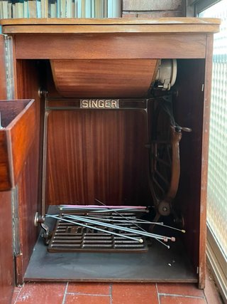 Máquina de coser Singer antigua con mueble