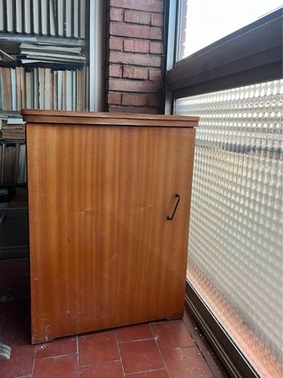 Máquina de coser Singer antigua con mueble